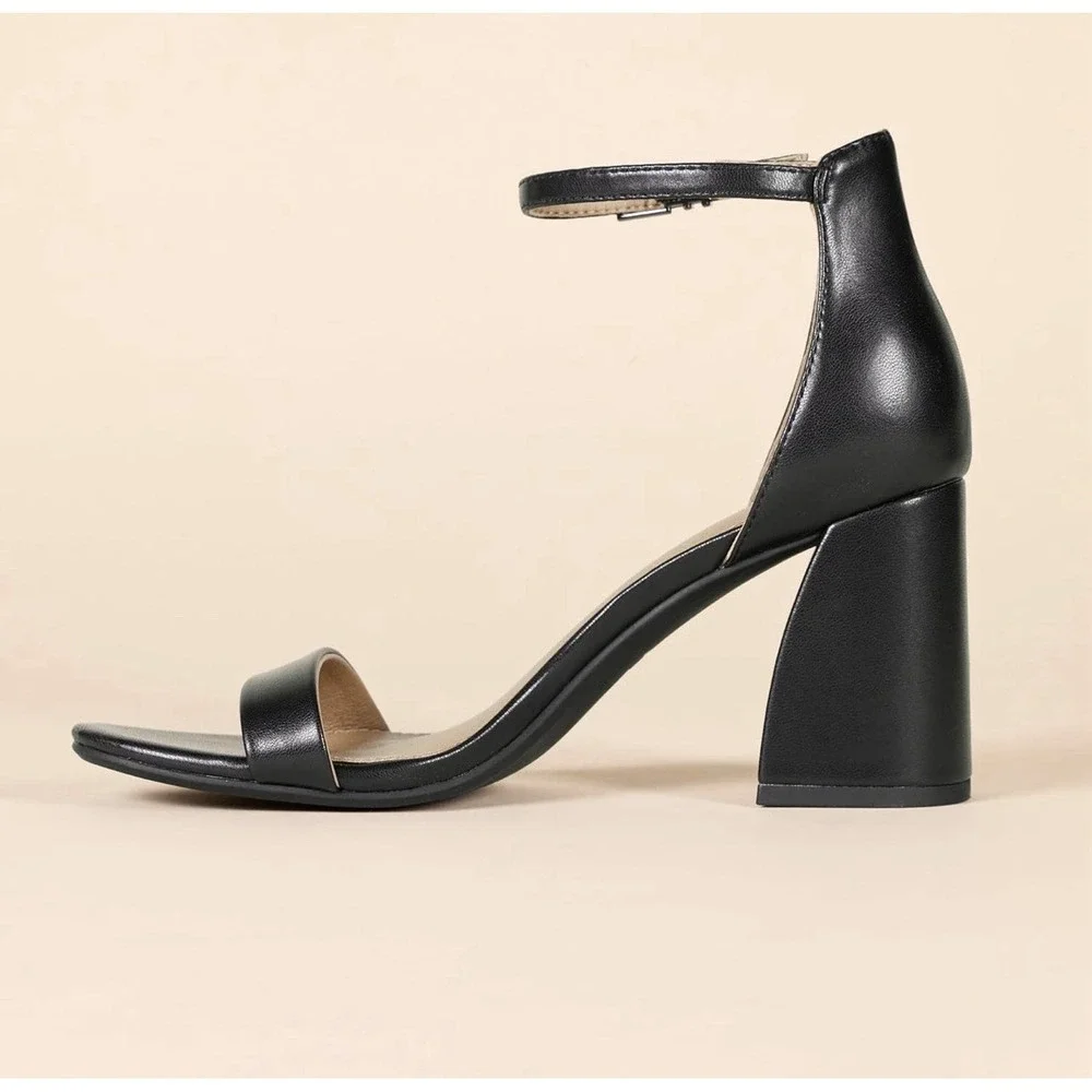 Essentials Women's Ankle Strap Block Heel Nola Sandals Black Size 9 M US